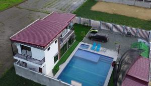 eine Luftaufnahme eines Hauses mit Swimmingpool in der Unterkunft SheLiz Private Resort in Baliuag