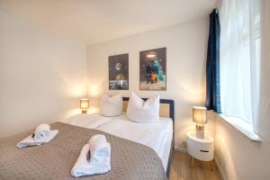 ein Schlafzimmer mit zwei Betten mit Handtüchern darauf in der Unterkunft Des Türmers Tochter Apartment in Delitzsch