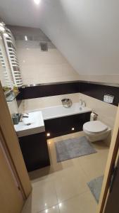 Ένα μπάνιο στο Apartament Gitara