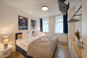 ein Schlafzimmer mit einem Bett und einem Handtuch darauf in der Unterkunft Des Türmers Tochter Apartment in Delitzsch