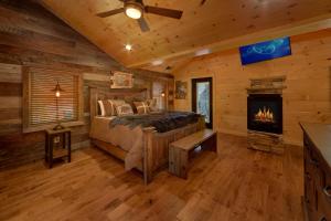 ガトリンバーグにあるCopper Creek Lodgeのベッドと暖炉のある寝室 +41枚の写真