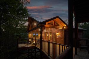 een hut met verlichting op het terras 's nachts bij Lumberjack Lodge Holiday home in Gatlinburg