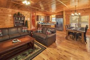 een woonkamer met een bank en een tafel bij Lumberjack Lodge Holiday home in Gatlinburg