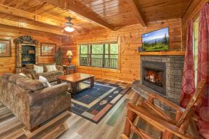 ein Wohnzimmer mit Kamin und Fernseher in der Unterkunft Fire in the Sky Holiday home in Gatlinburg