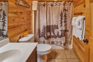 ein Badezimmer mit Toilette und Duschvorhang in der Unterkunft Fire in the Sky Holiday home in Gatlinburg + 34 Fotos