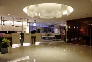 un hall d'un hôtel avec un grand lustre dans l'établissement Hotel Migliore Seoul, à Séoul