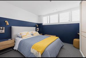 Ένα ή περισσότερα κρεβάτια σε δωμάτιο στο The Little Beachside Apartment