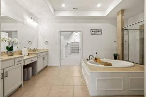 Ένα μπάνιο στο Shop & Store Oasis, 13min from Airport, Prime Spot +21 φωτογραφίες