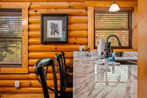 een keuken met een aanrecht met stoelen en een wastafel bij Blackjack Holiday home in Gatlinburg +54 foto's