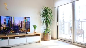 TV in/ali zabaviščno središče v nastanitvi Cozy 1BR Apartment Yas Island