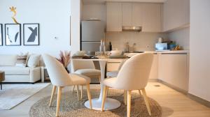 Kuhinja oz. manjša kuhinja v nastanitvi Cozy 1BR Apartment Yas Island