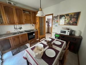 eine Küche mit einem Tisch mit Tellern darauf in der Unterkunft La casa di Mihaela in Cinquale