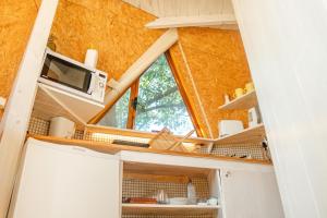 Kuchyň nebo kuchyňský kout v ubytování Domo 1 - Domos Aiken Chapa Glamping en Zona Cruz del Sur Chapadmalal para 2 PAX - Hola Sur