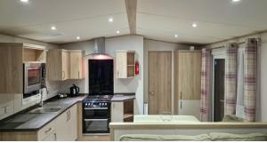 Kuchyň nebo kuchyňský kout v ubytování Merlin's Retreat, West Sands Holiday Park, Selsey