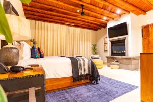 Postel nebo postele na pokoji v ubytování Luxury villa at Five Stars resort in Los Cabos + 48 fotografií