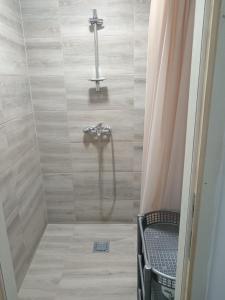 un bagno con doccia con tenda da doccia di City Central a Paraćin