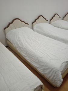 due letti uno accanto all'altro in una stanza di City Central a Paraćin