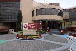 托卢卡大马克斯托卢卡贝斯特韦斯特酒店的建筑物前的标志