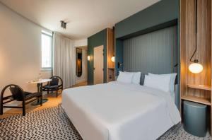 Кровать или кровати в номере Radisson Hotel Reims