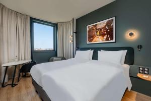 Postel nebo postele na pokoji v ubytování Radisson Hotel Reims