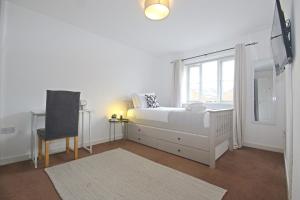 Gallery image of Double Room with Parking, Kitchen, TV, Wi-Fi & Desk in Modern Townhouse, Long Eaton - Perfect for Contractors, Pilots, Business Travellers & more in Long Eaton