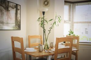 Gallery image of Double Room with Parking, Kitchen, TV, Wi-Fi & Desk in Modern Townhouse, Long Eaton - Perfect for Contractors, Pilots, Business Travellers & more in Long Eaton