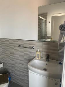 a bathroom with a sink and a mirror at Vivienda vacacional Tinisagua 2 in Breña Alta