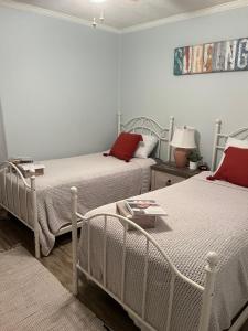 マートルビーチにあるSalt Lifeのベッド2台とテーブルが置かれた寝室