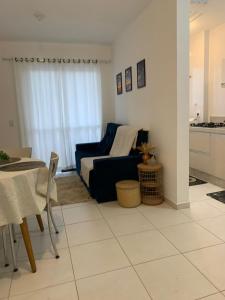 un soggiorno con un divano e un tavolo di Praia canavieiras a Florianópolis