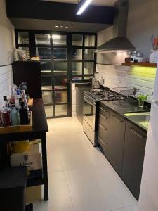 a kitchen with a stoveasteryasteryasteryasteryasteryasteryasteryasteryasteryasteryastery at Apartamento praia brava in Itajaí