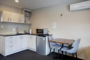 Kuchyň nebo kuchyňský kout v ubytování Ellerslie Palms Motel