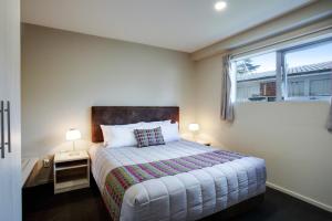 Postel nebo postele na pokoji v ubytování Ellerslie Palms Motel