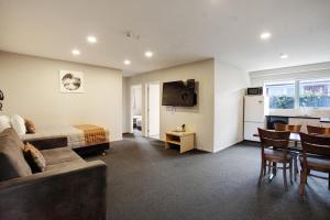 TV a/nebo společenská místnost v ubytování Ellerslie Palms Motel