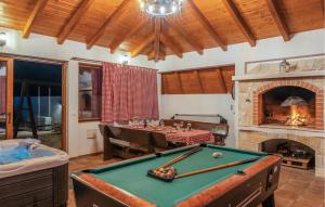 una mesa de billar en una habitación con chimenea en Stunning Home In Vrsi With Sauna, en Vrsi 44 fotos más