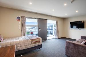 TV a/nebo společenská místnost v ubytování Ellerslie Palms Motel