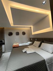 a large bed in a room with a large ceiling at Pousada Dos Comissarios in Indaiatuba