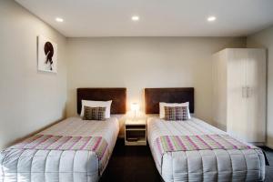 Postel nebo postele na pokoji v ubytování Ellerslie Palms Motel