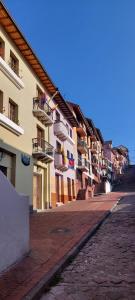 キトにあるHotel Casa Ecuatreasures Centro Historicoの空き通り