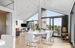 una sala da pranzo con un tavolo bianco e sedie bianche di 3 Bedroom Nice Home In Aabenraa a Aabenraa