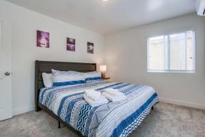 Un dormitorio con una cama con toallas. en A-C 3 Blocks to Ocean Downtown La Jolla Remodel, en San Diego