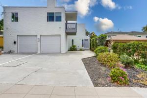 una gran casa blanca con entrada para coches en A-C 3 Blocks to Ocean Downtown La Jolla Remodel, en San Diego