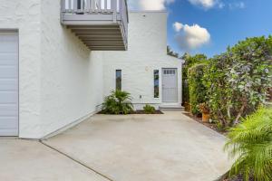 una casa blanca con una puerta blanca y un balcón en A-C 3 Blocks to Ocean Downtown La Jolla Remodel, en San Diego 21 fotos más