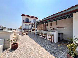 un patio con mesa y sillas en un edificio en Hotel Casa Puerta de Mar en Campeche