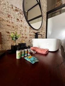 a bathroom counter with a sink and a mirror at Vinícola Mirantus in Espirito Santo Do Pinhal +42 photos