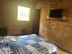 TV a/nebo společenská místnost v ubytování Chalés Sítio Do Tanque