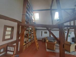 Η βιβλιοθήκη της παραθεριστικής κατοικίας