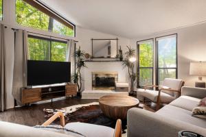 TV a/nebo společenská místnost v ubytování Hot Tub Fire Pit Deck Grill w Resort Amenities