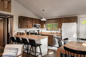 Kuchyň nebo kuchyňský kout v ubytování Hot Tub Fire Pit Deck Grill w Resort Amenities