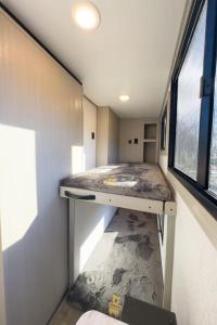 een kleine kamer met een bed en een raam bij Clemson RV Park at the Grove in Pendleton