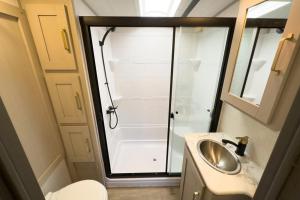 een kleine badkamer met douche en wastafel bij Clemson RV Park at the Grove in Pendleton